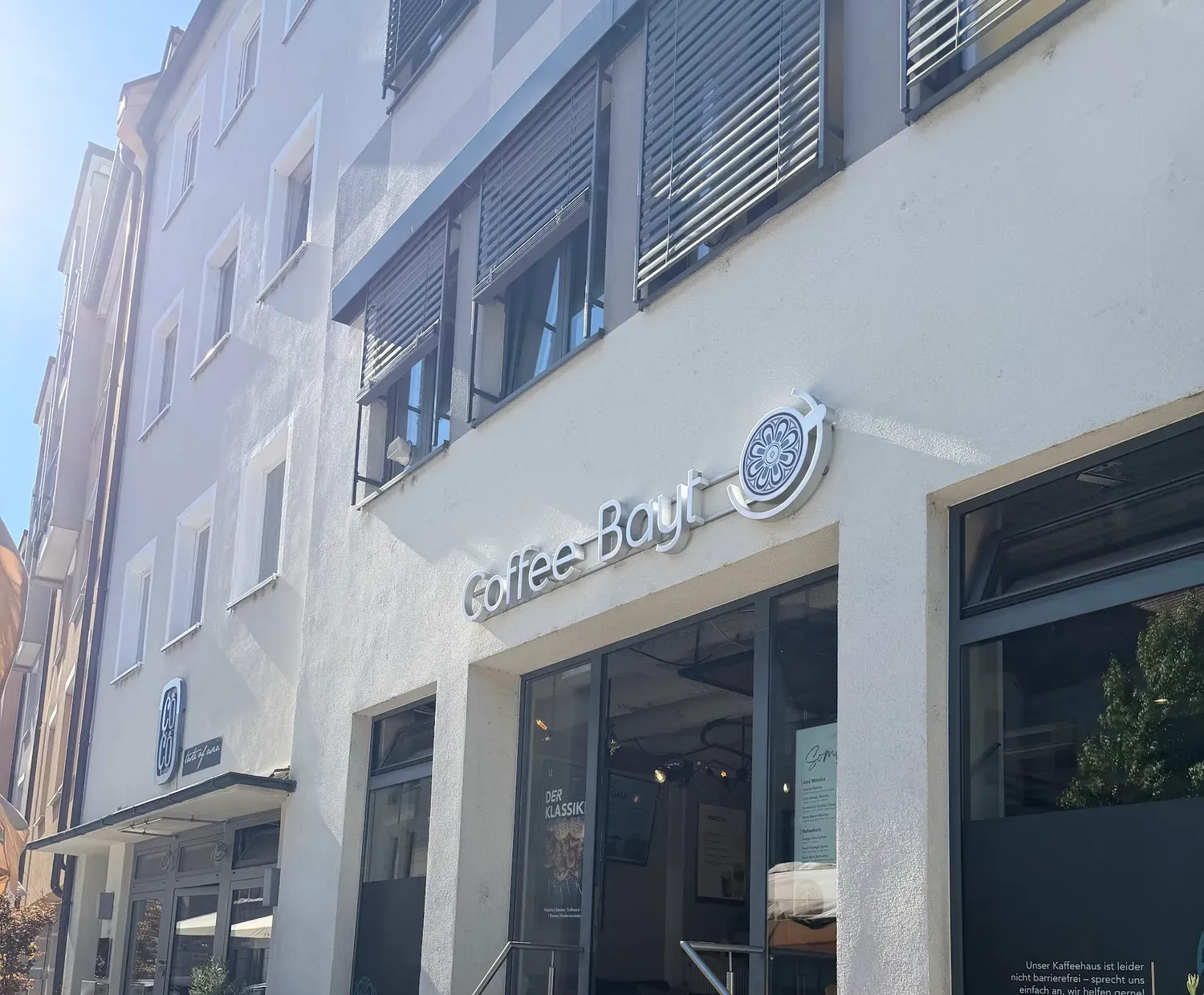 Eingang von Coffee Bayt mit Schild und Treppe