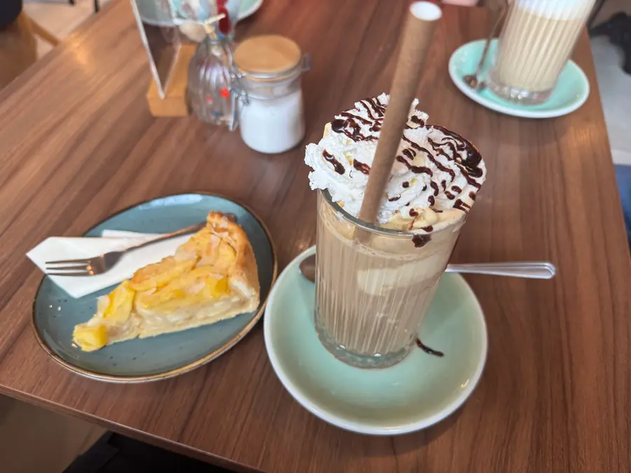 Ein Stück Kuchen und ein Eiskaffee mit Sahne