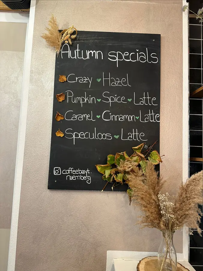 Kreidetafel mit Herbst-Specials: Crazy Hazel, Pumpkin Spice Latte, Caramel Cinnamon Latte, Speculoos Latte